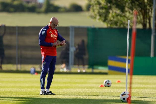 The coach of the Spanish national team, Nationalteam Luis de la Fuente directs the training at the SV Aasen Sports Center, in the town of Donaueschingen, Germany, 10 June 2024, where they establish their headquarters for the Euro 2024. Spain opens its first training session in Germany !ACHTUNG: NUR REDAKTIONELLE NUTZUNG!  Copyright: xJ.J.xGuillenx GRAF8292 20240610-55013833615_1