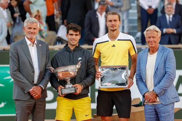 FFT Praesident Gilles Moretton, Carlos Alcaraz (ESP) mit dem Pokal, Trophäe, Finalist Alexander Zverev und Tennis Legende Bjorn Borg, Siegerehrung, Praesentation Tennis - French Open 2024 - Roland Garros - Paris - - France - 9 June 2024. *** FFT President Gilles Moretton, Carlos Alcaraz ESP with the cup, trophy, finalist Alexander Zverev and tennis legend Bjorn Borg, award ceremony, presentation Tennis French Open 2024 Roland Garros Paris France 9 June 2024 Copyright: xJuergenxHasenkopfx