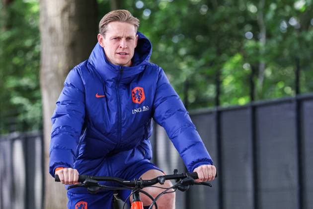 2024-06-09 Training Session Netherlands Men s Football Team ZEIST, NETHERLANDS - JUNE 9: Frenkie de Jong of The Netherlands arriving on a bike during a Training Session of the Netherlands Men™s Football Team ahead of EURO 2024 at the KNVB Campus on June 9, 2024 in Zeist, Netherlands. (Photo by Ben Gal BSR Agency) Zeist Netherlands Content not available for redistribution in The Netherlands directly or indirectly through any third parties. Copyright: xBSRxAgencyx