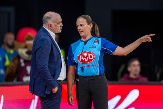 Basketball Play Offs, 2 Final for the German Championship FC Bayern Munich Basketball Alba Berlin on 10 06 2024 at BMW Park in Munich Munichs coach Pablo Laso talks to referee Anne Panther Copyright: xKirchner DavidxInderliedx
