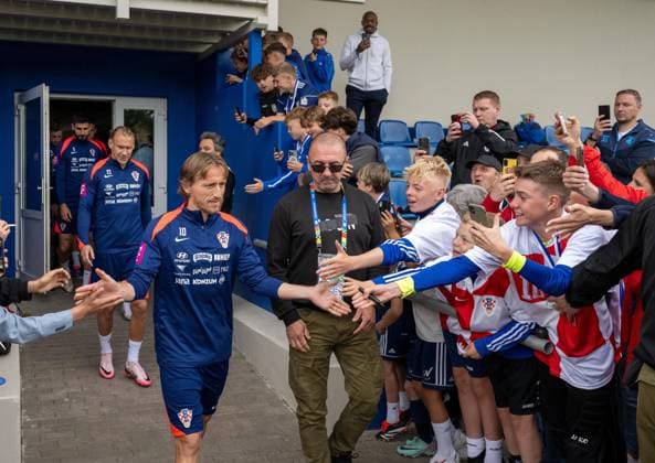 Football, Men, Season 2023 2024, European Championship 2024 in Germany, Training Croatia at Volksparkstadion in Neuruppin, Luka Modric Croatia and fans, in the back Domagoj Vida Croatia , 10 06 2024, Copyright: xMatthiasxKochx