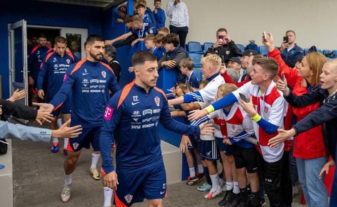 Football, men, 2023 2024 season, European Championship 2024 in Germany, Croatia training at Volksparkstadion in Neuruppin, from left Martin Erlic Croatia and Josip Juranovic Croatia with fans, 10 06 2024, Copyright: xMatthiasxKochx