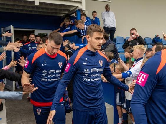 Football, men, season 2023 2024, European Championship 2024 in Germany, training Croatia in the Volksparkstadion in Neuruppin, from l goalkeeper Dominik Livakovic Croatia , Josip Stanisic Croatia , and fans, 10 06 2024, Copyright: xMatthiasxKochx