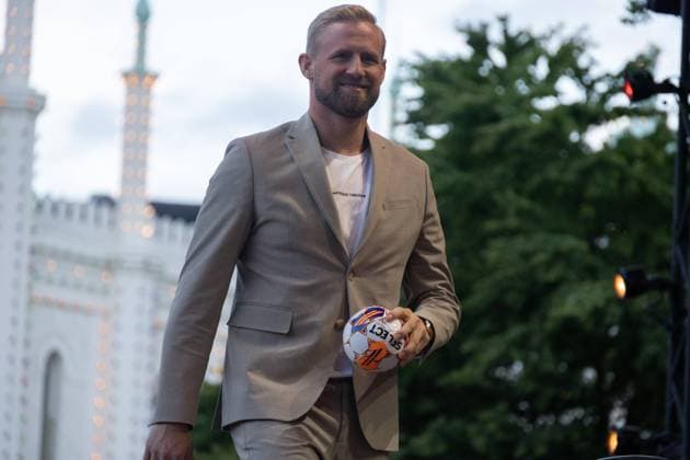 Denmark s goalkeeper Kasper Schmeichel on the stage in Tivoli in Copenhagen Monday June, 10, 2024. DBU, TV2 and Tivoli send the Danish men s national football team off to the UEFA EURO, EM, Europameisterschaft,Fussball 2024 with a live show from Tivoli in Copenhagen Copenhagen Tivoli Denmark Copyright: xKristianxTuxenxLadegaardxBergx 2E6A4047