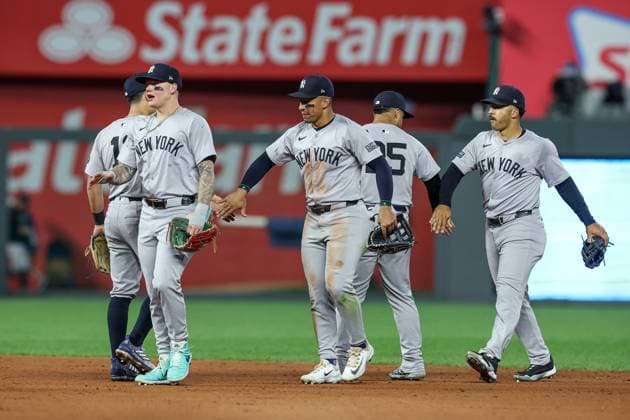 June 10, 2024: New York Yankees players celebrate their win over the Kansas City Royals at Kauffman Stadium in Kansas City, MO. CSM Kansas City United States of America - ZUMAc04_ 20240610_zma_c04_041 Copyright: xDavidxSmithx