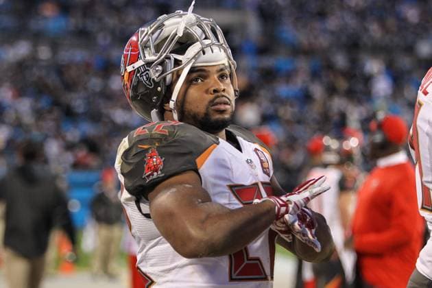 NFL, American Football Herren, USA Buccaneers v Panthers JAN 3 January 3, 2016 Charlotte, NC, Tampa Bay Buccaneers running back Doug Martin 22 watches from the sidelines in an NFL game against the Carolina Panthers on January 3, 2016, at Bank of America Stadium in Charlotte, North Carolina. The Panthers defeated Buccaneers 38-10. ..Margaret Bowles CSM Charlotte NC United States of America EDITORIAL USE ONLY Copyright: xx ZUMA-20160202_zaf_c04_003.jpg MargaretxBowlesx csmphototwo220327