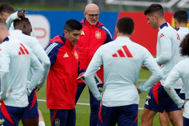 The coach of the Spanish national team, Nationalteam Luis de la Fuente (c) directs the training at the SV Aasen Sports Center, in the town of Donaueschingen, Germany, 11 June 2024, where they establish their headquarters for the Euro 2024. Spanish National team training session in Germany !ACHTUNG: NUR REDAKTIONELLE NUTZUNG!  Copyright: xJ.J.xGuillenx GRAF8589 20240611-55013837083_1