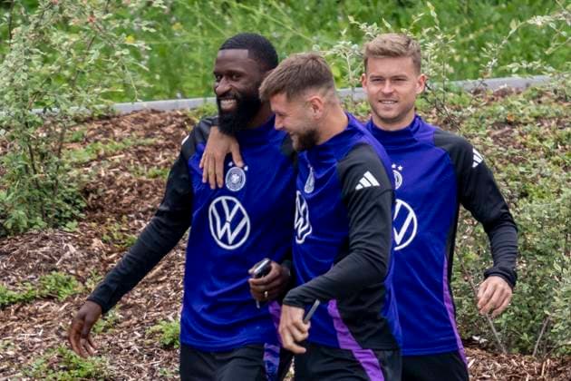 National football team, training on 11 06 2024 in Herzogenaurach Germanys Niclas Füllkrug hugs Antonio Rüdiger Important note In accordance with FIFA and UEFA regulations, it is prohibited to use or have used photographs taken in the stadium and or of the match in the form of sequential images and or video-like photo series Foto Kirchner Media DI Copyright: xKirchner-Media DIx