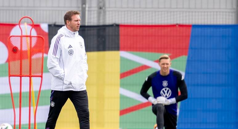 Football national team, training on 11 06 2024 in Herzogenaurach National coach Julian Nagelsmann goes to Jan Reichert Important note According to FIFA or UEFA regulations, it is prohibited to use or have used photographs taken in the stadium and or of the match in the form of sequential images and or video-like photo series Foto Kirchner Media DI Copyright: xKirchner-Media DIx