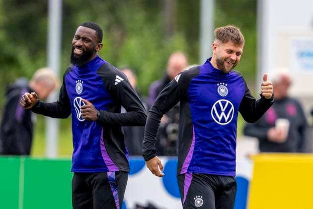 Football national team, training on 11 06 2024 in Herzogenaurach Antonio Rüdiger l and Germanys Niclas Füllkrug laugh together Important note According to FIFA or UEFA regulations, it is prohibited to use or have used photographs taken in the stadium and or of the match in the form of sequential images and or video-like photo series Foto Kirchner Media DI Copyright: xKirchner-Media DIx