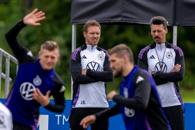Football national team, training on 11 06 2024 in Herzogenaurach National coach Julian Nagelsmann l talks to co-coach Sandro Wagner and observes Toni Kroos and Germanys Robert Andrich Important note According to FIFA or UEFA regulations, it is prohibited to use or have used photographs taken in the stadium and or of the match in the form of sequential images and or video-like photo series Foto Kirchner Media DI Copyright: xKirchner-Media DIx