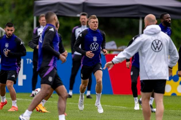 Football national team, training on 11 06 2024 in Herzogenaurach Toni Kroos is warming up Important note According to the guidelines of FIFA and UEFA, it is prohibited to use or have used photos taken in the stadium and or of the game in the form of sequential images and or video-like photo series Foto Kirchner Media DI Copyright: xKirchner-Media DIx