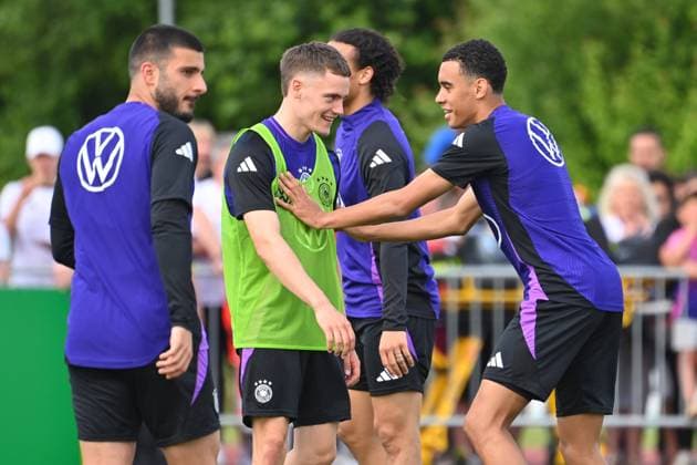 v re Jamal MUSIALA GER jokes with Florian Wirtz GER ,Aktion Oeffentliches Training, Deutsche Fussball Nationalmannschaft,Trainingslager in Herzogenaurach am 10 06 2024