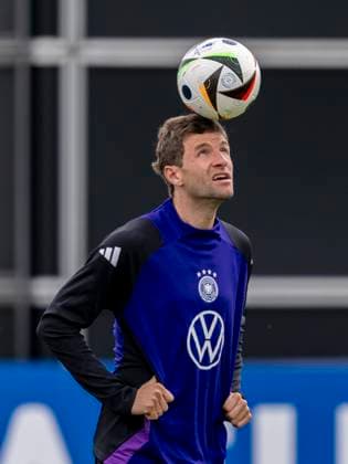 Football national team, training on 11 06 2024 in Herzogenaurach Thomas Müller holds up the ball with a header Important note According to the guidelines of FIFA and UEFA, it is prohibited to use or have used photographs taken in the stadium and or of the game in the form of sequential images and or video-like photo series Foto Kirchner Media DI Copyright: xKirchner-Media DIx