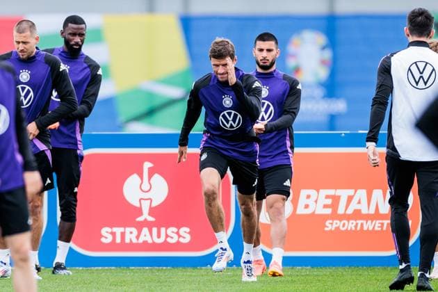 Training camp preparation UEFA EURO 2024 Germany 11 06 2024 Thomas Müller Germany, 13 and Deniz Undav Germany, 26 train together with a weight band Training camp preparation UEFA EURO 2024 Germany Training HerzoBase, Herzogenaurach on 11 06 2024 Copyright: xBEAUTIFULxSPORTS Wunderlx