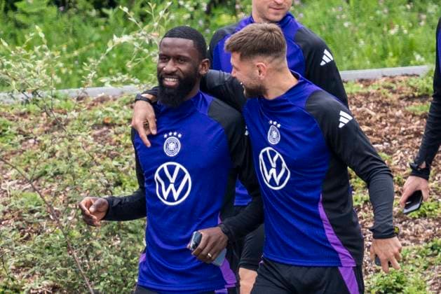 National football team, training on 11 06 2024 in Herzogenaurach Germanys Niclas Füllkrug hugs Antonio Rüdiger Important note In accordance with FIFA and UEFA regulations, it is prohibited to use or have used photographs taken in the stadium and or of the match in the form of sequential images and or video-like photo series Foto Kirchner Media DI Copyright: xKirchner-Media DIx