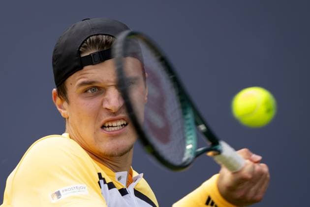 Tennis, ATP-Turnier in s Hertogenbosch ROSMALEN - Jakub Mensik (CZE) in action against Gijs Brouwer (NED) on the fourth day of the Libema Open tennis tournament in Rosmalen. ANP SANDER KONING xVIxANPxSportx xxANPxIVx 500850290 originalFilename: 500850290.jpg