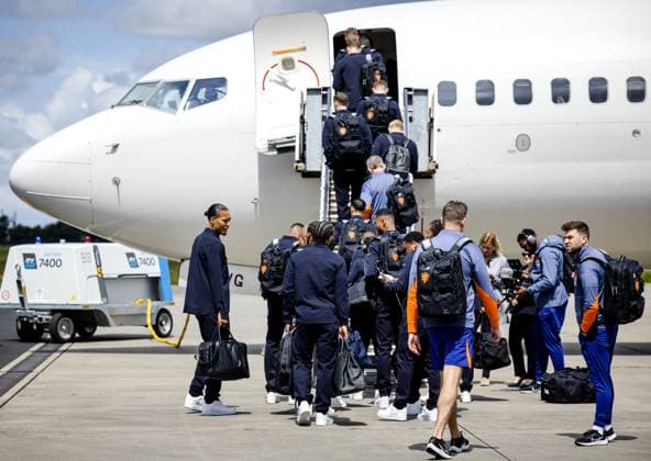 ROTTERDAM - The selection and staff of the Dutch national team, Nationalteam including Virgil van Dijk (L), board the plane prior to departure to Germany. The selection goes to Wolfsburg for the training camp in the run-up to the European Football Championship. ANP SEM VAN DER WAL xVIxANPxSportx xxANPxIVx 500852817 originalFilename: 500852817.jpg