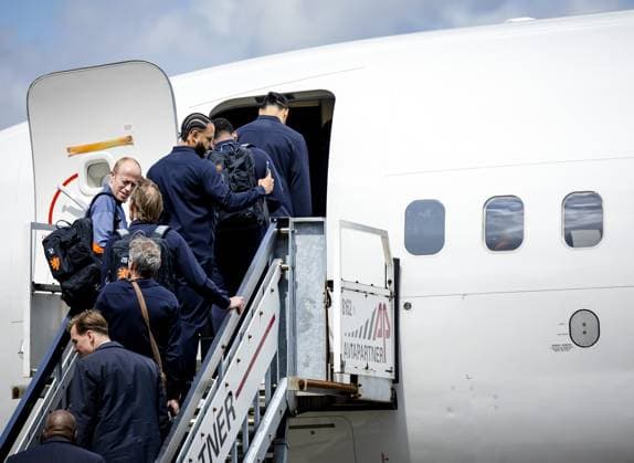 ROTTERDAM - The selection and staff of the Dutch national team, Nationalteam including Memphis Depay (3rd R), board the plane prior to departure to Germany. The selection goes to Wolfsburg for the training camp in the run-up to the European Football Championship. ANP SEM VAN DER WAL xVIxANPxSportx xxANPxIVx 500854368 originalFilename: 500854368.jpg
