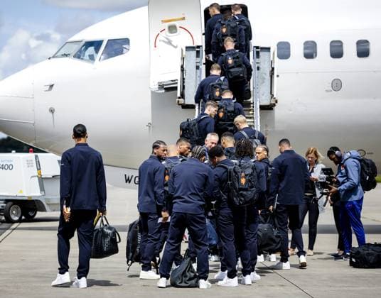 ROTTERDAM - The selection and staff of the Dutch national team, Nationalteam including Virgil van Dijk, Georgiono Wijnaldum, Denzel Dumfries, Memphis Depay, Wout Weghorst, Matthijs de Ligt, Nathan AkÃ and Xavi Simons board the plane prior to departure to Germany. The selection goes to Wolfsburg for the training camp in the run-up to the European Football Championship. ANP SEM VAN DER WAL xVIxANPxSportx xxANPxIVx 500854609 originalFilename: 500854609.jpg