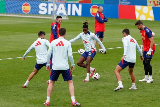 Spanish national team, Nationalteam stricker Nico Wiliams (C) participates in a training session at the SV Aasen Sports Center, in the town of Donaueschingen, Germany, 11 June 2024. Spain will face Croatia in their Euro 2024 soccer match at Olympiastadion stadium, in Berlin, on 15 June. Spain training session in Germany !ACHTUNG: NUR REDAKTIONELLE NUTZUNG!  Copyright: xJ.J.xGuillenx GRAF8592 0556442653st