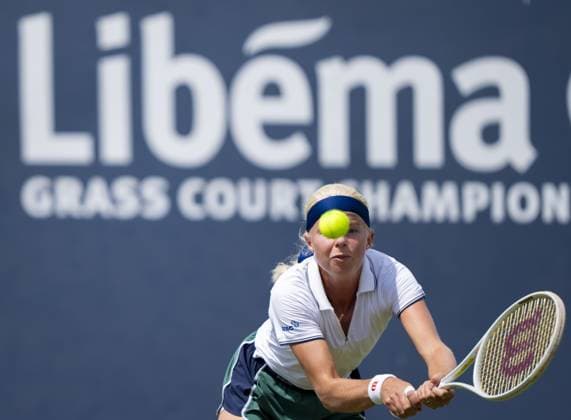 Tennis, WTA-Turnier in s Hertogenbosch ROSMALEN - Eva Vedder (NED) in action against Bianca Andreescu (CAN) on the fourth day of the Libema Open tennis tournament in Rosmalen. ANP SANDER KONING xVIxANPxSportx xxANPxIVx 500855629 originalFilename: 500855629.jpg