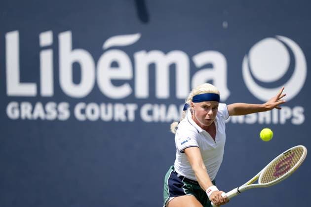 Tennis, WTA-Turnier in s Hertogenbosch ROSMALEN - Eva Vedder (NED) in action against Bianca Andreescu (CAN) on the fourth day of the Libema Open tennis tournament in Rosmalen. ANP SANDER KONING xVIxANPxSportx xxANPxIVx 500855634 originalFilename: 500855634.jpg