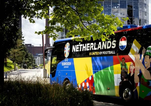 WOLFSBURG - The Dutch national team, Nationalteam bus arrives at the Ritz-Carlton hotel on June 11, 2024 in Wolfsburg, Germany. The Dutch national team is preparing for the European Football Championship in Germany. ANP KOEN VAN WEEL UEFA EURO, EM, Europameisterschaft,Fussball 2024 Germany 2024 xVIxANPxSportx xxANPxIVx 500858034 originalFilename: 500858034.jpg