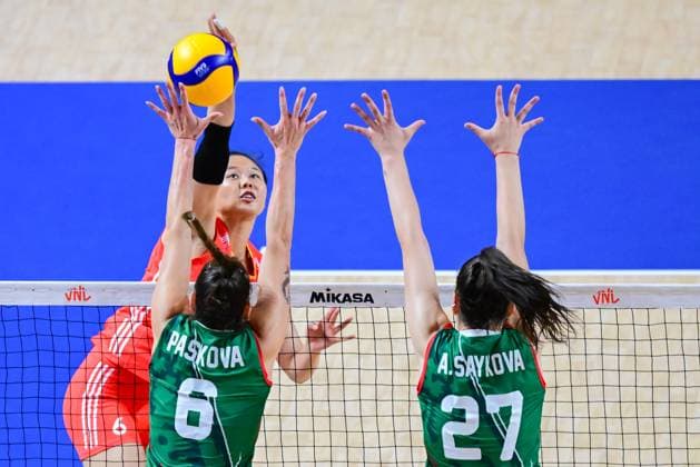 Volleyball, Nations League Frauen, China - Bulgarien (240611) -- HONG KONG, June 11, 2024 -- Gong Xiangyu (top L) of China competes during the preliminary match between Bulgaria and China at the Women s Volleyball Nations League 2024 Hong Kong in Hong Kong, south China, June 11, 2024. ) (SP)CHINA-HONG KONG-VOLLEYBALL-WOMEN S NATIONS LEAGUE 2024-BULGARIA VS CHINA (CN) ZhuxWei 