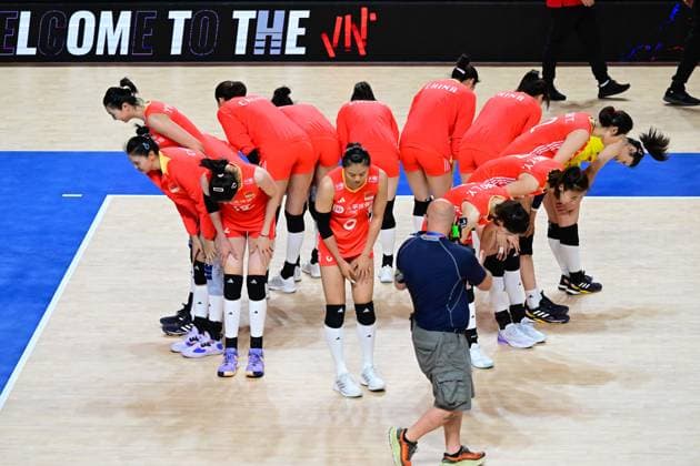 Volleyball, Nations League Frauen, China - Bulgarien (240611) -- HONG KONG, June 11, 2024 -- Players of China greet spectators after winning the preliminary match between Bulgaria and China at the Women s Volleyball Nations League 2024 Hong Kong in Hong Kong, south China, June 11, 2024. ) (SP)CHINA-HONG KONG-VOLLEYBALL-WOMEN S NATIONS LEAGUE 2024-BULGARIA VS CHINA (CN) ZhuxWei 
