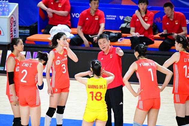 Volleyball, Nations League Frauen, China - Bulgarien (240611) -- HONG KONG, June 11, 2024 -- Cai Bin (C), head coach of China, instructs players during the preliminary match between Bulgaria and China at the Women s Volleyball Nations League 2024 Hong Kong in Hong Kong, south China, June 11, 2024. ) (SP)CHINA-HONG KONG-VOLLEYBALL-WOMEN S NATIONS LEAGUE 2024-BULGARIA VS CHINA (CN) ZhuxWei 