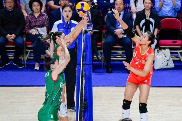 Volleyball, Nations League Frauen, China - Bulgarien (240611) -- HONG KONG, June 11, 2024 -- Gong Xiangyu (R) of China competes during the preliminary match between Bulgaria and China at the Women s Volleyball Nations League 2024 Hong Kong in Hong Kong, south China, June 11, 2024. ) (SP)CHINA-HONG KONG-VOLLEYBALL-WOMEN S NATIONS LEAGUE 2024-BULGARIA VS CHINA (CN) ZhuxWei 