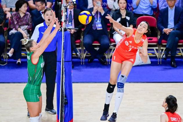 Volleyball, Nations League Frauen, China - Bulgarien (240611) -- HONG KONG, June 11, 2024 -- Yuan Xinyue (R) of China competes during the preliminary match between Bulgaria and China at the Women s Volleyball Nations League 2024 Hong Kong in Hong Kong, south China, June 11, 2024. ) (SP)CHINA-HONG KONG-VOLLEYBALL-WOMEN S NATIONS LEAGUE 2024-BULGARIA VS CHINA (CN) ZhuxWei 