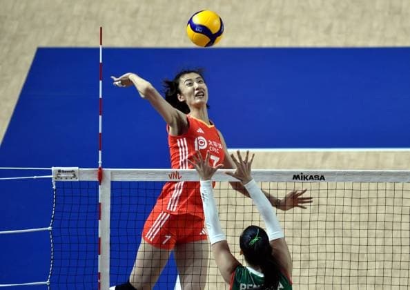 Volleyball, Nations League Frauen, China - Bulgarien (240611) -- HONG KONG, June 11, 2024 -- Wang Yuanyuan (top) of China competes during the preliminary match between Bulgaria and China at the Women s Volleyball Nations League 2024 Hong Kong in Hong Kong, south China, June 11, 2024. ) (SP)CHINA-HONG KONG-VOLLEYBALL-WOMEN S NATIONS LEAGUE 2024-BULGARIA VS CHINA (CN) LoxPingxFai 