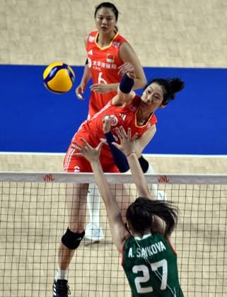 Volleyball, Nations League Frauen, China - Bulgarien (240611) -- HONG KONG, June 11, 2024 -- Zhu Ting (C) of China competes during the preliminary match between Bulgaria and China at the Women s Volleyball Nations League 2024 Hong Kong in Hong Kong, south China, June 11, 2024. ) (SP)CHINA-HONG KONG-VOLLEYBALL-WOMEN S NATIONS LEAGUE 2024-BULGARIA VS CHINA (CN) LoxPingxFai 
