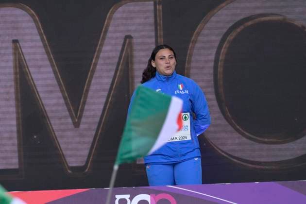 Leichtathletik, EM in Rom, Hammerwurf der Frauen, Siegerehrung Gold medalist Sara Fantini of Team Italy poses for a photo on the podium during the medal ceremony for the Women& x2019;s Hammer Throw Final during the 26th edition of Rome 2024 European Athletics Championships at the Olympic Stadium in Rome, Italy - Tuesday, June 11, 2024 - Athletics  Copyright: xFabrizioxCorradetti LaPressex