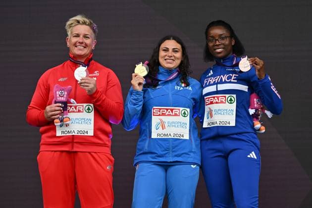 Leichtathletik, EM in Rom, Hammerwurf der Frauen, Siegerehrung Foto IPP Cavaliere Emiliano. Roma. 11 06 2024. Atletica. Campionati Europei di Atletica. Nella foto: a sinistra Anita Wlodarczyk seconda classificata vincitrice dea medaglia d argento al centro Sara Fantini vincitrice della medaglia d oro e del titolo di campionessa europea nel lancio del martello a destra Rose Loga terza classificata medaglia di bronzo Italy Photo Press - World Copyright italy ITALY  Copyright: xR4924_italyphotopressx