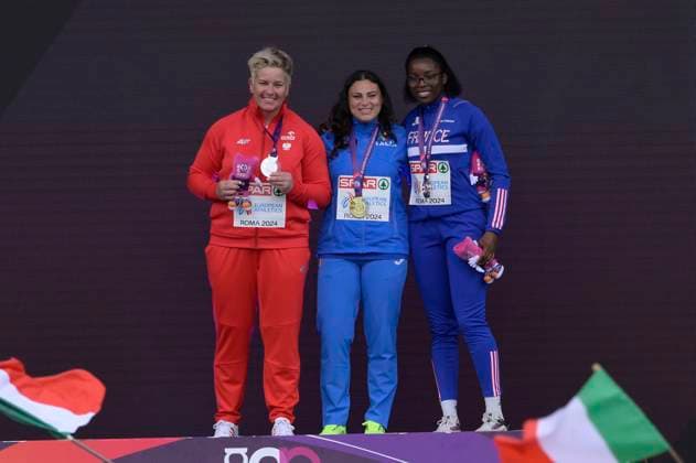Leichtathletik, EM in Rom, Hammerwurf der Frauen, Siegerehrung Silver medallist Poland s athlete Anita Wlodarczyk, gold medallist Italy s Sara Fantini and bronze medallist France s Rose Loga celebrate during the 26th edition of Rome 2024 European Athletics Championships at the Olympic Stadium in Rome, Italy - Tuesday, June 11, 2024 - Athletics  Copyright: xFabrizioxCorradetti LaPressex