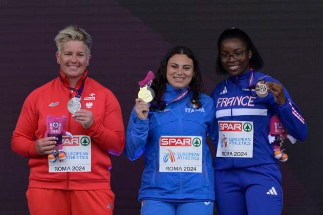 Leichtathletik, EM in Rom, Hammerwurf der Frauen, Siegerehrung Silver medallist Poland s athlete Anita Wlodarczyk, gold medallist Italy s Sara Fantini and bronze medallist France s Rose Loga celebrate during the 26th edition of Rome 2024 European Athletics Championships at the Olympic Stadium in Rome, Italy - Tuesday, June 11, 2024 - Athletics  Copyright: xFabrizioxCorradetti LaPressex