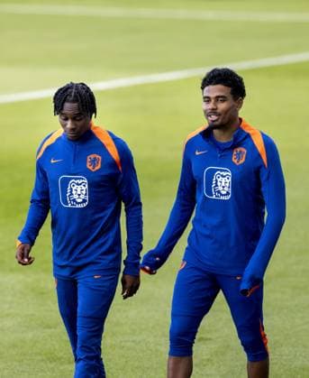 WOLFSBURG - (l-r) Jeremie Frimpong and Ian Maatsen during a training session of the Dutch national team, Nationalteam at the AOK Stadium on June 11, 2024 in Wolfsburg, Germany. The Dutch national team is preparing for the first group match at the European Football Championship in Germany against Poland. ANP KOEN VAN WEEL UEFA EURO, EM, Europameisterschaft,Fussball 2024 Germany 2024 xVIxANPxSportx xxANPxIVx 500872169 originalFilename: 500872169.jpg