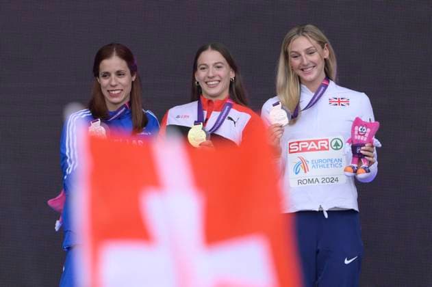 Leichtathletik, EM in Rom, Stabhochsprung der Frauen, Siegerehrung Silver medallist Greece s Aikaterini Stefanidi, gold medallist Switzerland s Angelica Moser and bronze medallist Britain s Molly Caudery celebrate during the medal ceremony for the women s pole vault during the 26th edition of Rome 2024 European Athletics Championships at the Olympic Stadium in Rome, Italy - Tuesday, June 11, 2024 - Athletics  Copyright: xFabrizioxCorradetti LaPressex