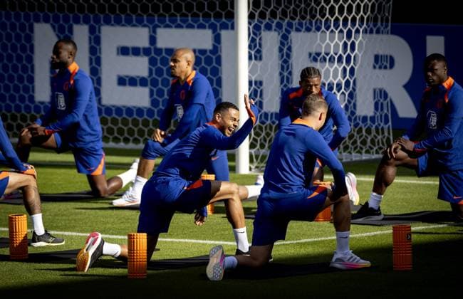 WOLFSBURG - (l-r) Cody Gakpo and Joey Veerman during a training session of the Dutch national team, Nationalteam at the AOK Stadium on June 11, 2024 in Wolfsburg, Germany. The Dutch national team is preparing for the first group match at the European Football Championship in Germany against Poland. ANP KOEN VAN WEEL UEFA EURO, EM, Europameisterschaft,Fussball 2024 Germany 2024 xVIxANPxSportx xxANPxIVx 500872856 originalFilename: 500872856.jpg