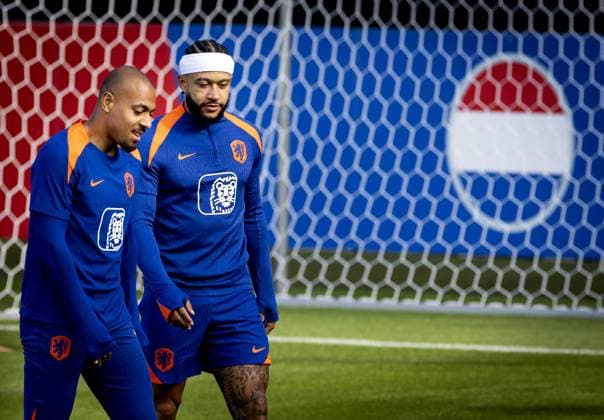 WOLFSBURG - (l-r) Donyell Malen and Memphis Depay during a training session of the Dutch national team, Nationalteam at the AOK Stadium on June 11, 2024 in Wolfsburg, Germany. The Dutch national team is preparing for the first group match at the European Football Championship in Germany against Poland. ANP KOEN VAN WEEL UEFA EURO, EM, Europameisterschaft,Fussball 2024 Germany 2024 xVIxANPxSportx xxANPxIVx 500873043 originalFilename: 500873043.jpg