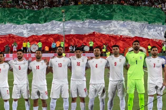 Iran v Uzbekistan - FIFA 2026 Qualifiers Iranian fans are waving a giant flag while Iran s national soccer team players are standing together before the beginning of the FIFA World Cup, WM, Weltmeisterschaft, Fussball 26 AFC qualifying round two group E soccer match against Uzbekistan, at the Azadi (freedom) stadium in Tehran, Iran, on June 11, 2024. Tehran Tehran Iran  Copyright: xMortezaxNikoubazlx originalFilename:nikoubazl-iranvuzb240611_np9iB.jpg