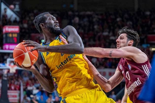 Basketball Play Offs, 2 Final for the German Championship FC Bayern Munich Basketball Alba Berlin on 10 06 2024 at BMW Park in Munich Berlins Khalifa Koumadje l and Munichs Leandro Bolmaro fight for the ball Copyright: xKirchner DavidxInderliedx
