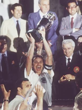 Archivbilder der Woche SPORT KW24 Vorschau UEFA EURO, EM, Europameisterschaft,Fussball 2024 Germany vom 14.06-14.07.2024. Deutschland Europameister 1980. Kapitaen Bernhard DIETZ, Deutschland, haelt den EM-Pokal hoch; Fussball EM Europameisterschaft 1980 in Rom Finale Deutschland(BRD)-Belgien 2:1, am 22.06.1980 *** Preview UEFA EURO 2024 Germany from 14 06 14 07 2024 Germany European Champion 1980 Captain Bernhard DIETZ, Germany, holds up the European Championship trophy Football European Championship 1980 in Rome Final Germany FRG Belgium 2 1, on 22 06 1980