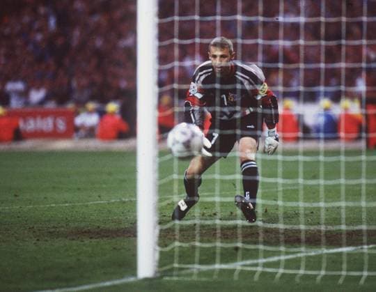 Archivbilder der Woche SPORT KW24 Vorschau UEFA EURO, EM, Europameisterschaft,Fussball 2024 Germany vom 14.06-14.07.2024. Deutschland Europameister 1996. Fussball Europameisterschaft 1996 England Finale Tschechien : Deutschland 1: 2 Das Siegtor Golden Goal von Oliver Bierhoff ( nicht im Bild) . Tschechiens Torwart KOUBA schaut entsetzt dem Ball nach. 30.06.1996 *** Preview UEFA EURO 2024 Germany from 14 06 14 07 2024 Germany European Champion 1996 European Football Championship 1996 England Final Czech Republic Germany 1 2 The winning goal Golden Goal by Oliver Bierhoff not in the picture Czech goalkeeper KOUBA looks horrified after the ball 30 06 1996