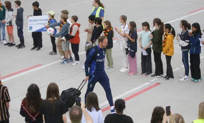 Stuttgart , Arrival Belgium , the Belgian national soccer team lands at Stuttgart airport , Andreas Hinkel