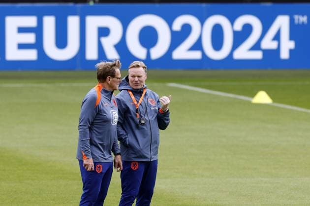 WOLFSBURG - (l-r) Holland assistant coach Dwigt Lodeweges, Holland coach Ronald Koeman during a training session of the Dutch national team, Nationalteam at the AOK Stadium on June 12, 2024 in Wolfsburg, Germany. The Dutch national team is preparing for the first group match at the European Football Championship in Germany against Poland. ANP KOEN VAN WEEL UEFA EURO, EM, Europameisterschaft,Fussball 2024 Germany 2024 xVIxANPxSportx xxANPxIVx 500917857 originalFilename: 500917857_20240612.jpg