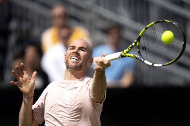 Tennis, ATP-Turnier in s Hertogenbosch ROSMALEN - Adrian Mannarino (FRA) in action against Gijs Brouwer (NED) on the fifth day of the Libema Open tennis tournament in Rosmalen. ANP SANDER KONING xVIxANPxSportx xxANPxIVx 500920199 originalFilename: 500920199_20240612.jpg